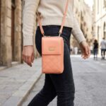 Bolso Cruzado Acolchado para Teléfono Diseño Floreado Marrón Claro - Imagen 2