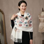 Chal Bordado Blanco Con Detalles Para Mujer - Imagen 2