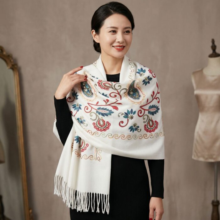 Chal Bordado Blanco Con Detalles Para Mujer - Imagen 2
