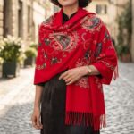 Chal Bordado Rojo Con Detalles Para Mujer - Imagen 3