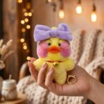 LLavero Peluche de Pato Tik Tok con Lazo Morado Perfumado - Imagen 3