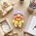 LLavero Peluche de Pato Tik Tok con Lazo Morado Perfumado - Imagen 2