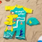 Ropa de Baño para Niño UV Dinosaurio Amarillo en Pista de Autos