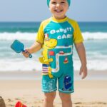Ropa de Baño para Niño UV Dinosaurio Amarillo en Pista de Autos - Imagen 2