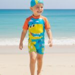 Ropa de Baño para Niño UV Dinosaurio Amarillo Sonriendo con Nubes - Imagen 4
