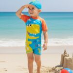 Ropa de Baño para Niño UV Dinosaurio Amarillo Sonriendo con Nubes - Imagen 3