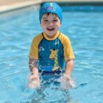 Ropa de Baño para Niño UV Jirafa Verde Manejando Auto - Imagen 4