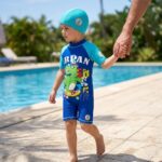 Ropa de Baño para Niño UV Azul con Dinosaurio Verde Montando Skate - Imagen 4