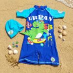 Ropa de Baño para Niño UV Azul con Dinosaurio Verde Montando Skate