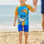 Ropa de Baño para Niño UV Celeste con Dinosaurio Astronauta en Nave - Imagen 3