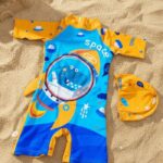 Ropa de Baño para Niño UV Celeste con Dinosaurio Astronauta en Nave