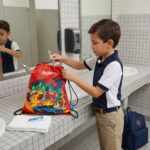Bolsa de Aseo Escolar Impermeable Hot Wheels - Imagen 2
