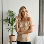 Blusa Bordada con Hombros Descubiertos Beige